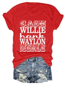 T-shirt rouge femme avec noms de musique country et short en jean bleu délavé
