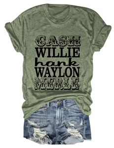 Mise à plat d'un t-shirt musique country vert herbe et short en jean vieilli