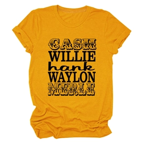Détail du t-shirt en coton jaune moutarde avec texte vintage des légendes de la country