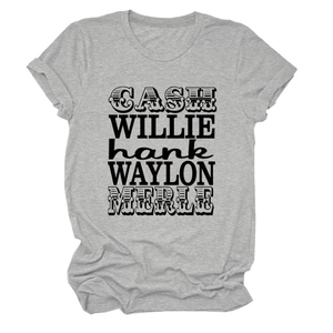 Détail des manches retroussées et imprimé noms de musique country sur t-shirt gris
