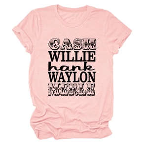 Détail du t-shirt en coton rose avec imprimé vintage des légendes de la musique country
