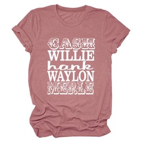 Détail du t-shirt rose poudré avec noms de légendes de musique country et manches à revers