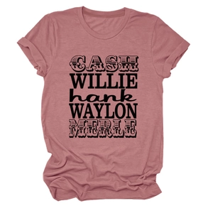 Détail du t-shirt vieux rose avec typographie rétro noire des légendes de la country