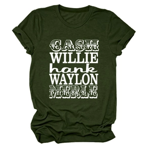 Détail de l'imprimé noms de musique country blancs sur t-shirt en coton vert forêt