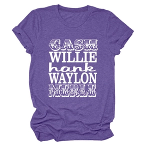 Détail d'un t-shirt violet chiné à col rond avec noms de chanteurs country rétro imprimés