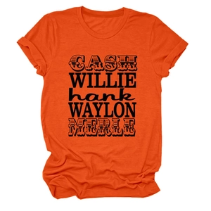 Détail du t-shirt orange à col rond avec noms de chanteurs de country imprimés en noir