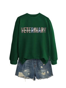Dettaglio felpa verde scuro Veterinary Assistant abbinata a pantaloncini di jeans sfrangiati