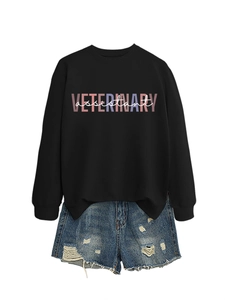 Set felpa nera Veterinary Assistant e pantaloncini di jeans blu con strappi