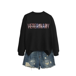 Set felpa nera Veterinary Assistant e pantaloncini di jeans blu strappati