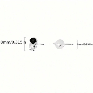 Conjunto de pendientes asimétricos de astronauta plateado y planeta ojo de gato