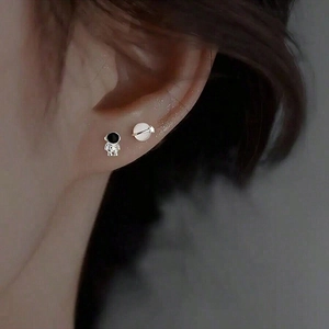 Pendientes asimétricos de astronauta y planeta con piedra ojo de gato para mujer