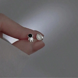 Pendientes asimétricos de astronauta y luna de opalo plateados con un diseño de espacio