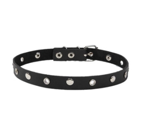 Détail du ras de cou en cuir PU noir avec œillets métalliques et boucle ajustable