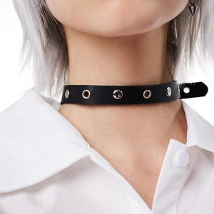 Collier ras de cou punk en cuir noir avec œillets métalliques et clous mode