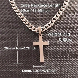 Pendentif croix en acier inoxydable argenté poli avec une chaîne gourmette de 50cm