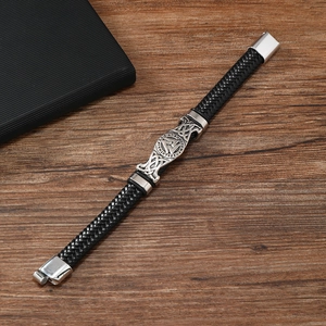 Viking-Lederarmband für Herren mit Valknut-Symbol und Runen auf dunklem Holzhintergrund
