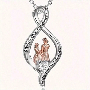 Gros plan du pendentif cœur bicolore avec gravure pour mère et fille en argent