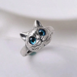 Vintage 3D cat ring with lifelike blue eyes and silver antique finish for women