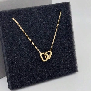 Collier élégant en chaîne dorée avec pendentif double papillon entrelacé de luxe