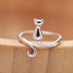 Minimalist cat shaped open ring in polished silver finish on a bamboo stand