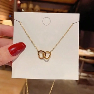 Élégant collier doré avec deux cœurs entrelacés pour femme avec une finition polie