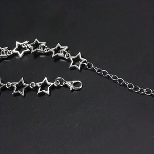 Bracelet punk argenté avec étoiles ajourées, fermoir mousqueton et chaîne d'extension