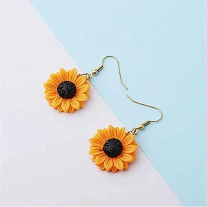 Boucles d'oreilles tournesol avec pétales en résine jaune et crochets dorés