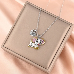 Collier éléphant avec cristaux roses et pendentif cœur sur une boîte cadeau