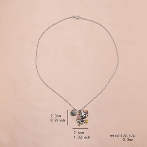 Collier éléphant de dessin animé avec pierres roses et breloque cœur sur fond rose