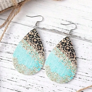 Boucles d'oreilles bohèmes en goutte d'eau avec imprimé léopard et paillettes menthe