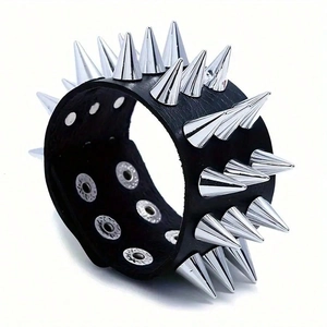 Bracciale punk in ecopelle nera con tre file di borchie a punta in metallo argento