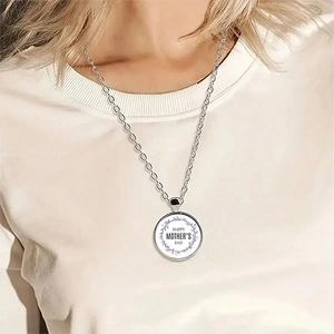 Halskette zum Muttertag mit silberner Kette und Blumenanhänger am Model getragen