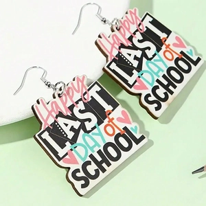 Σκουλαρίκια με κείμενο Happy Last Day of School και υφή ξύλου σε δίχρωμο φόντο