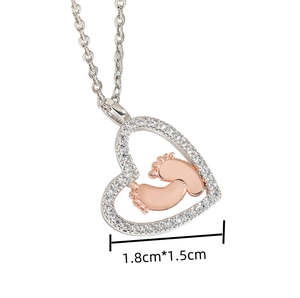 Pendentif cœur bicolore avec empreintes de bébé et cristaux, dimensions 1,8 cm par 1,5 cm