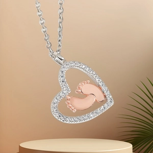 Collier cœur scintillant avec empreintes de bébé en or rose sur support en bois