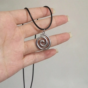 Collier avec pendentif spirale argenté et cordon noir de style hip hop pour unisexe