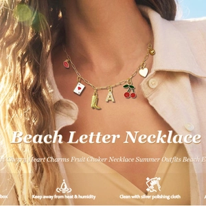 Gouden choker halsketting met kleurrijke bedels zoals kersen, harten en letter A