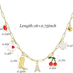 Gouden ketting met letter A, hart, pokerkaart en kersenhangers aan een paperclipketting