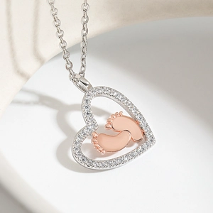 Collier cœur bicolore avec empreintes de bébé et bordure en cristaux brillants