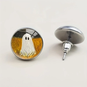 Vue macro de boucles d'oreilles fantôme en acier inoxydable avec dôme en verre