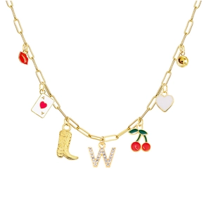 Detail van de gouden paperclip ketting met kersen en pokerkaart hangers