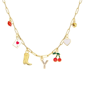 Detail van de paperclip ketting met kers-, hart- en letter Y-hangers met diamantjes