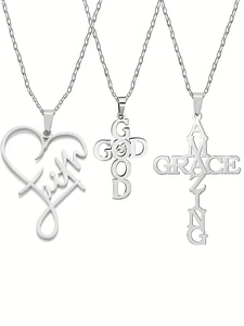 Détails macro des pendentifs croix Faith et Amazing Grace en acier avec chaînes torsadées