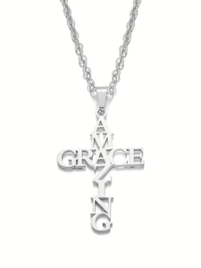 Vue détaillée du pendentif croix en acier inoxydable argenté avec découpe Amazing Grace