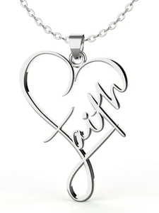 Détail d'un pendentif coeur avec inscription faith en argent au design ajouré élégant