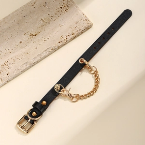 Bracelet punk réglable en cuir noir avec chaîne dorée et boucle sur support pierre