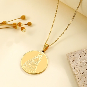 Collier en acier inoxydable doré avec pendentif portrait et chaîne à maillons fins