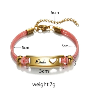 Verstellbares rosa Kordelarmband mit personalisierter goldener Platte und Herz-Ausschnitt