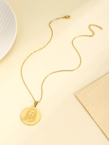 Détail du collier pendentif portrait doré avec fermoir mousqueton et chaîne de réglage fine