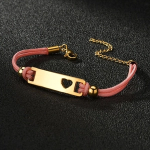 Rosa geflochtenes Armband mit goldener Herz-Plakette und verstellbarer Stahlkette
